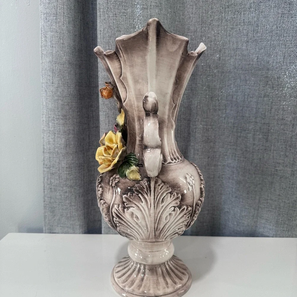 Capodimonte elegant Floral  Vase with Pink and Yellow flowers. Made in Italy